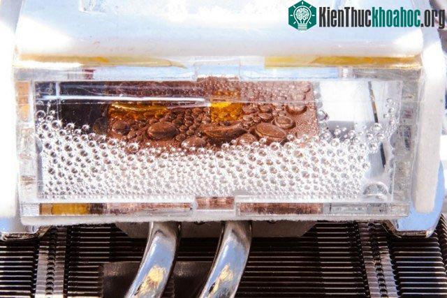 Thiết bị lấy hơi nước từ không khí và chuyển qua hai vùng nhiệt độ khác nhau để ngưng tụ lượng khí này