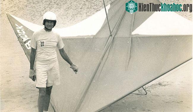 Kỹ sư Francis Rogallo bắt đầu những chiếc dù lượn vào năm 1974 lúc ông 62 tuổi