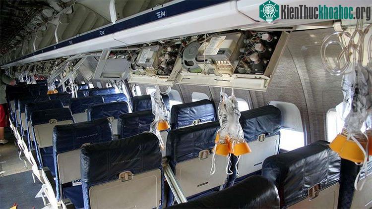 Mặt nạ dưỡng khí lập tức rơi xuống, khi không khí trong cabin sẽ nhanh chóng bị hút ra ngoài do sự chênh lệch áp suất.