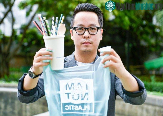 Kevin Kumala với túi nilon làm từ củ mì và mía.