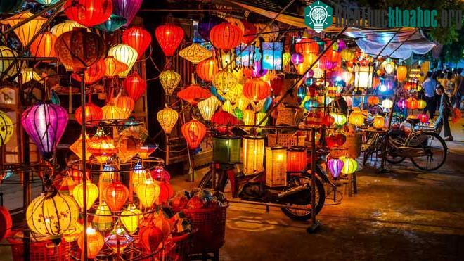 Những gian hàng bán đèn lồng ở Hội An