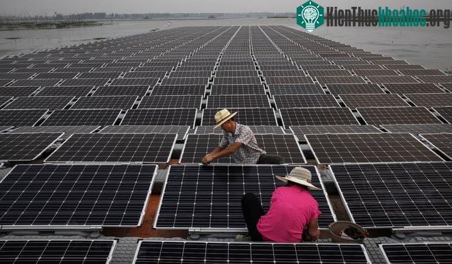 Các công nhân Trung Quốc đang lắp đặt hệ thống điện mặt trời nổi tại thành phố Hoài Nam.