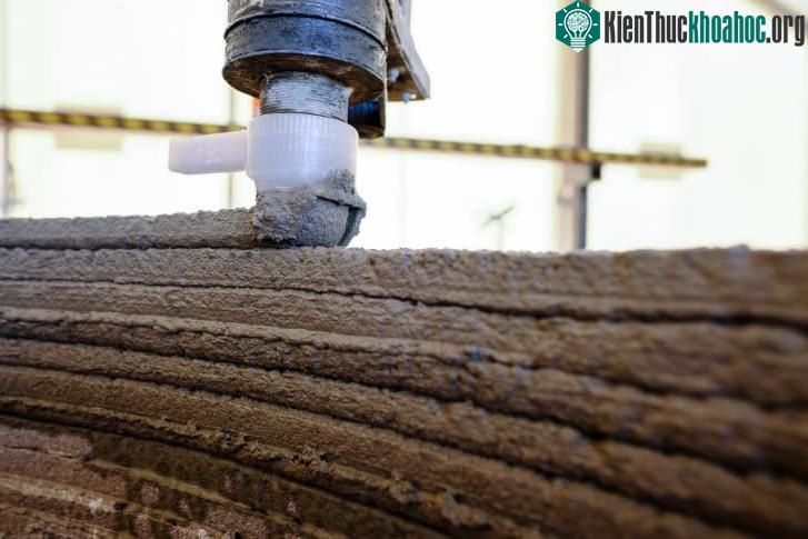 Công ty COBOD dùng vòi hình vuông để in 3D tường bê tông.