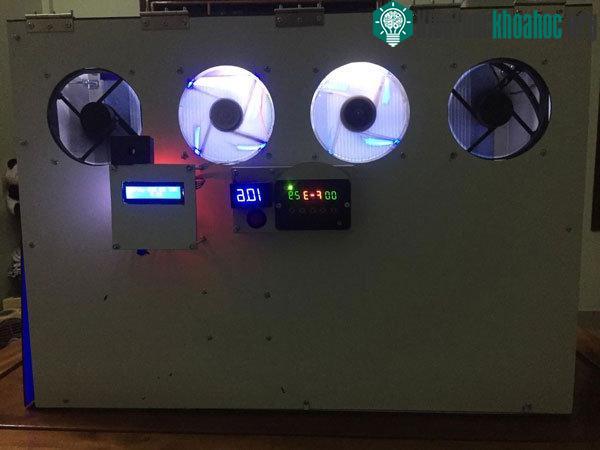 Máy lọc khí có 2 động cơ cánh quạt đặt cùng chiều với mục đích một quạt hút, một quạt đẩy. (Ảnh: Nhật Tuấn).