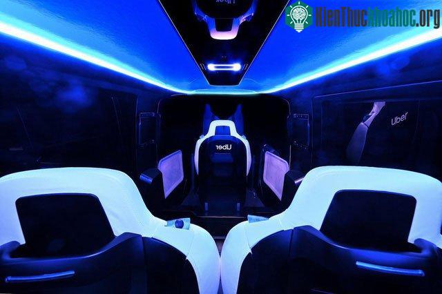 Máy bay này có thể chở 4 hành khách, không tính phi công.