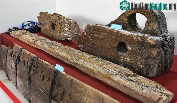 Bánh lái và một phần mảnh gỗ từ con tàu đắm ở vùng biển Cù Lao Chàm.