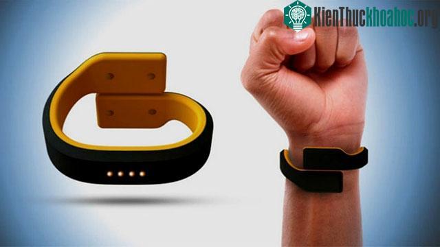 Hiện vòng đeo tay Pavlok đang được bán trên Amazon với giá 210 USD.