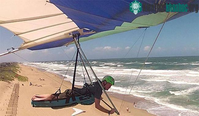 Sáng chế của kỹ sư Rogallo đã dẫn tới dạng thức đơn giản nhất của hàng không cá nhân: dù lượn.
