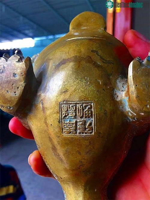 Toàn bộ số cổ vật đều có hoa văn tinh xảo, dưới đáy tượng đều khắc chữ Hán.