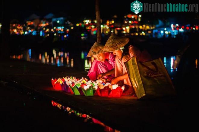 Lễ hội Đèn lồng hàng tháng nhằm nguyện cầu những điều hạnh phúc, tốt lành đến người thân, bạn bè