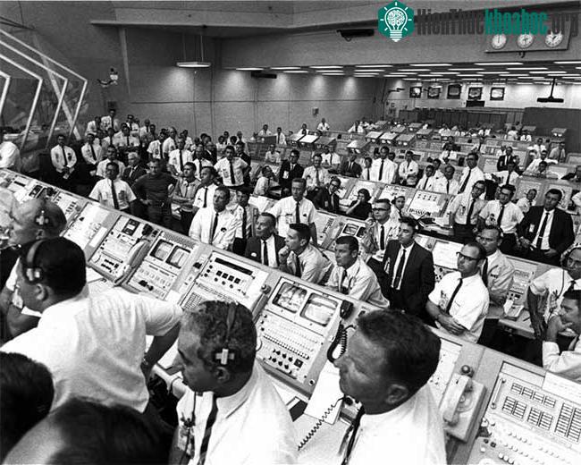 Nhân viên Trung tâm Điều hành Phóng theo dõi cảnh tên lửa Saturn V rời bệ phóng vào ngày 16/7/1969.