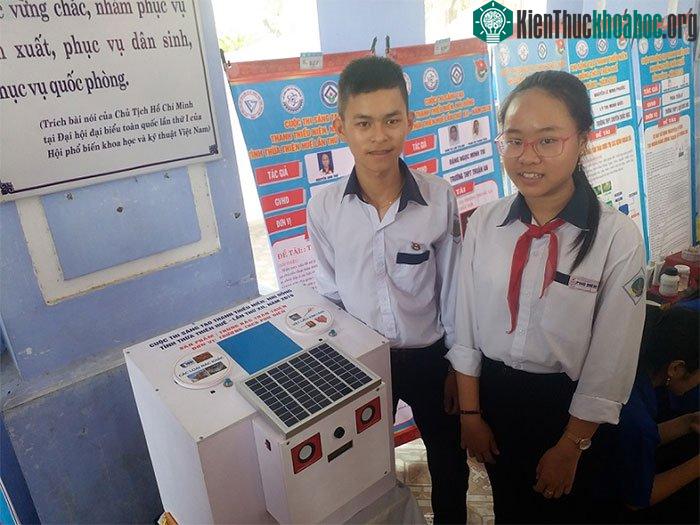Hai em học sinh bên sản phẩm của nhóm.