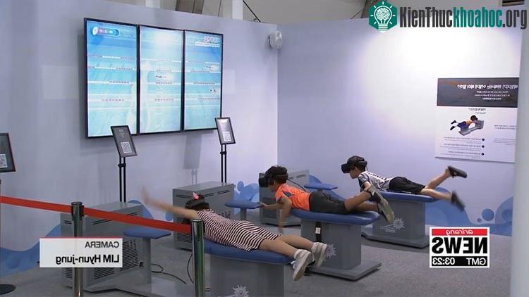 Các em nhỏ cũng được tham gia các bài học bơi, kết hợp với thực hành ở môi trường thực tế ảo.