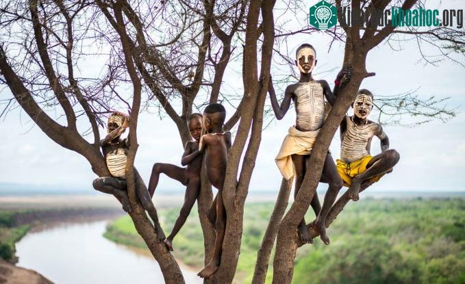 Môi trường sống của họ vốn dĩ đã rất mong manh, giờ đây, mọi thứ đứng trước bờ vực của nguy hiểm. Mất đất, mất kế sinh nhai, kèm theo đó là nguy cơ lũ lụt hằng năm phá hoại những diện tích nông ngh...
