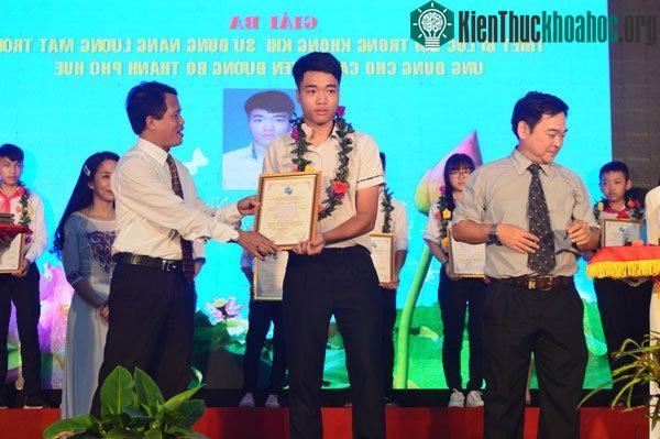 Với thiết bị này, Nguyên đã được trao giải Tư cuộc thi Sáng tạo Khoa học Kỹ thuật cấp tỉnh năm 2019, giải Ba cuộc thi Sáng tạo Thanh Thiếu niên, Nhi đồng cấp tỉnh năm 2019. (Ảnh: Nhật Tuấn).