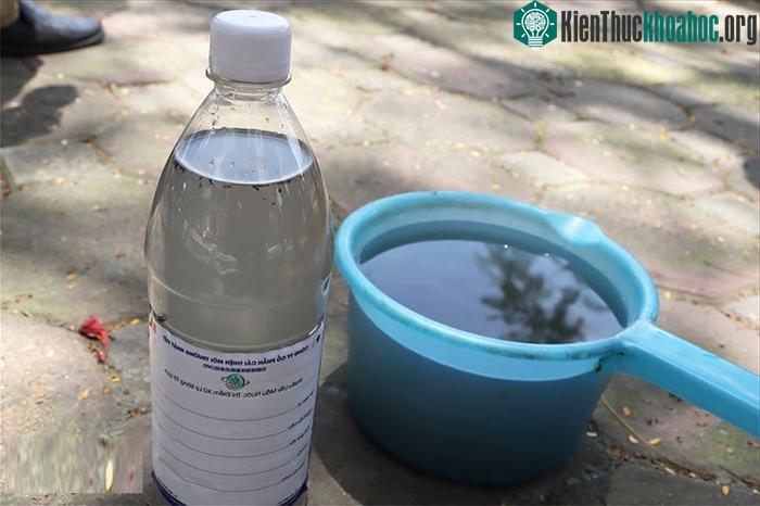 Mẫu nước tại khu vực được lắp đặt máy Nano - Bioreactor màu trắng sữa và gần như hết mùi hôi.