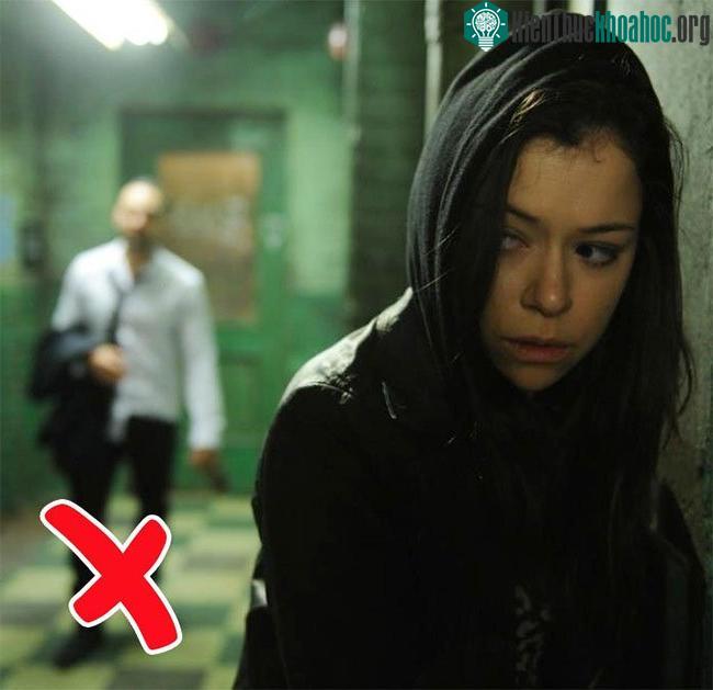 Né tránh ánh mắt