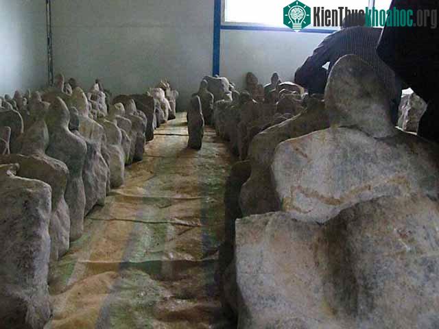 Số lượng các bức tượng đá nằm rải rác trong núi khoảng 10.000 cái.