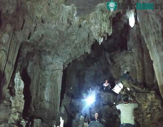 Cô Lum là chuỗi hang động có vẻ đẹp nguyên sơ với nhiều nhũ thạch tuyệt đẹp.