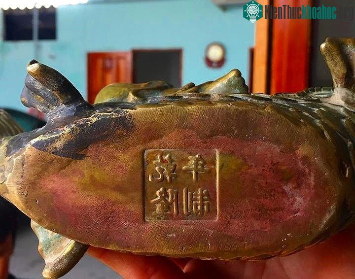 Toàn bộ số cổ vật đều có hoa văn tinh xảo, dưới đáy tượng đều khắc chữ Hán.