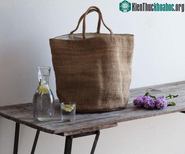 Độ bền của túi vải lên đến 5 năm, cháy không độc, không mùi vị và phân huỷ hết không gây ô nhiễm môi trường.