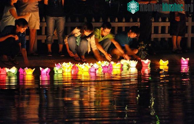 Vào ngày 14 âm lịch hàng tháng, ai ai cũng thắp nhang, tắt điện rồi thắp sáng những chiếc đèn lồng nhiều màu sắc