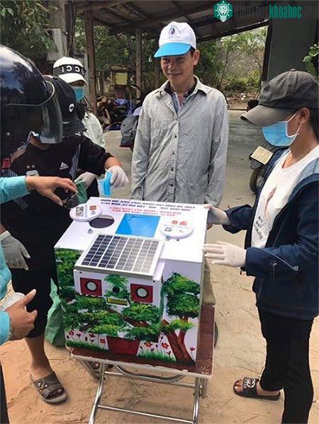 Người dân bỏ rác trong ngày Chủ nhật xanh.