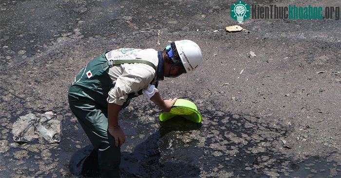 Các khu vực không được lắp đặt máy Nano trên sông Tô Lịch, màu nước dưới sông đen, bốc mùi và váng bẩn trên mặt nước.
