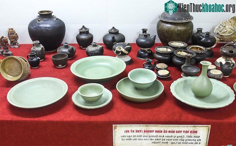 Gốm sứ do ngư dân tìm thấy trong con tàu đắm ở độ sâu 62m tại vùng biển Lagi