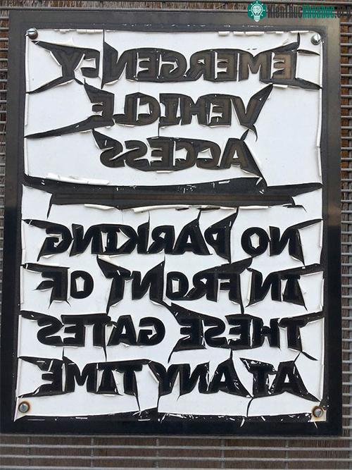 Nhiệt độ cao và ánh nắng đã biến biến báo thành poster đêm hội nhạc rock