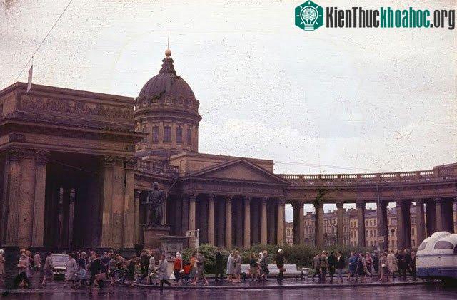 Thánh đường Kazan - một trong những nhà thờ Chính Thống giáo lớn nhất thành phố Leningrad.