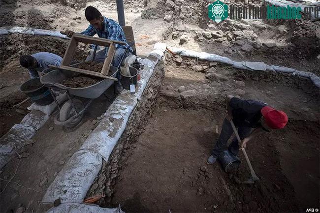 Các nhà khảo cổ đang tiến hành khai quật