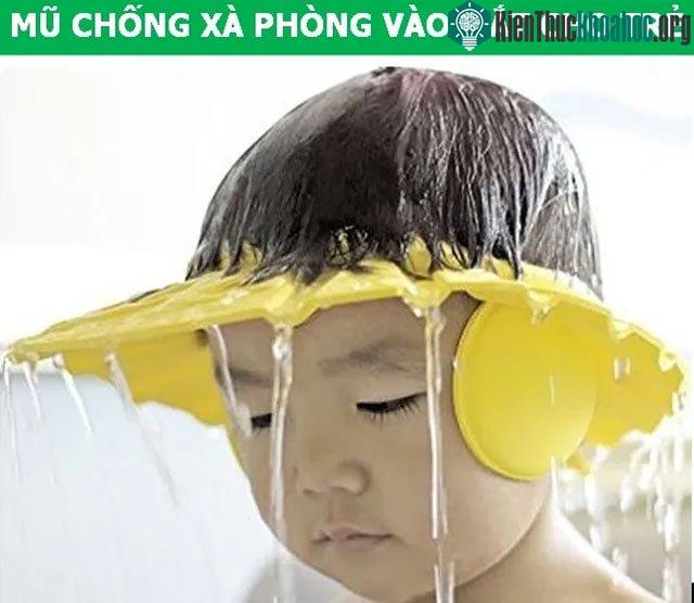 Mũ chống xà phòng vào mắt cho trẻ