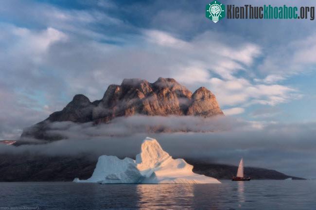 Vào mùa hè, nhưng ngọn núi cao nhất trên đảo Greenland được cởi bỏ lớp tuyết trên bề mặt, lộ ra vẻ hùng vĩ.