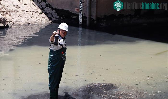 Tiến sĩ Takeba Akira tiến hành lấy mẫu nước tại khu vực không được lắp đặt máy Nano - Bioreactor.
