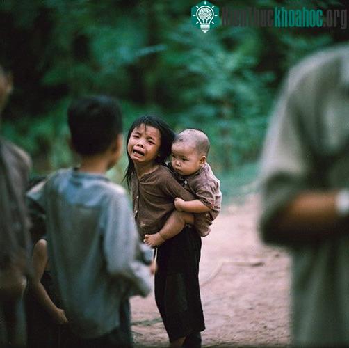 Hai chị em hờn dỗi khi bị bạn bè trêu chọc.