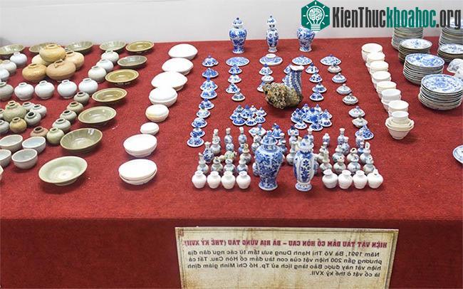 Hiện vật gốm sứ gồm nắp ấm, chén, lọ nhỏ với men trắng mỏng, men xanh trắng