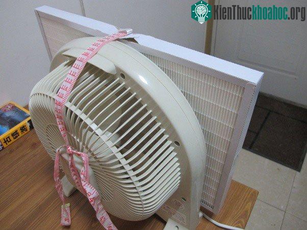 Dùng một cuộn thước dây may đo để buộc hai thứ lại với nhau.
