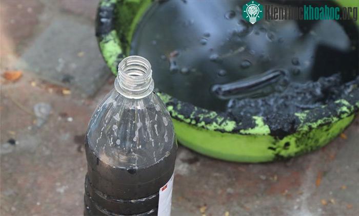 Mẫu nước tại khu vực không được lắp đặt máy Nano - Bioreactor màu đen và có mùi hôi nồng nặc.