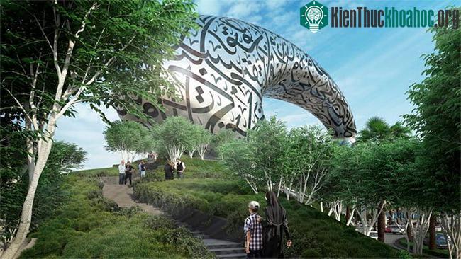 Bảo tàng nằm trên một ngọn đồi nhỏ đầy cây, tạo cảm tác tách biệt khỏi cuộc sống thành thị.