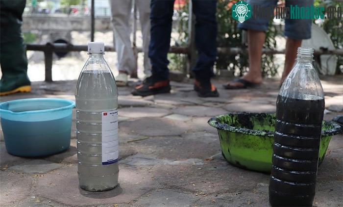 Nhìn bằng mắt thường cũng có thể thấy sự khác biệt của 2 mẫu nước lấy ở hai khu vực.