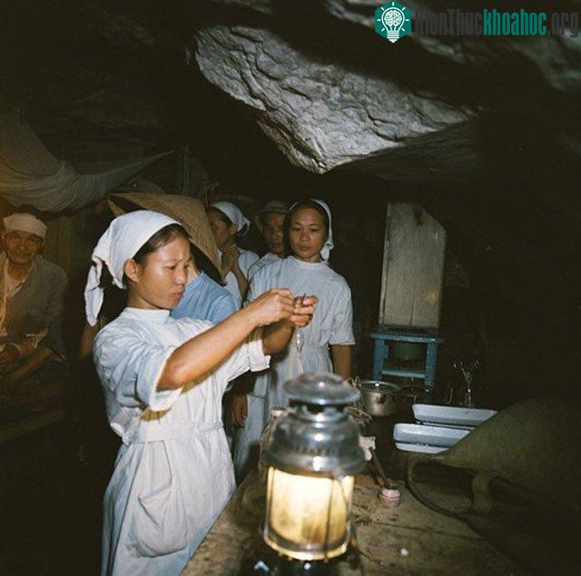Các nhân viên y tế chăm sóc bệnh nhân dưới ánh sáng của đèn dầu.