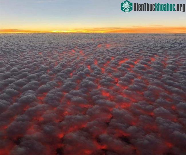 Hoàng hôn trên những đám mây trông như thể nham thạch đang được nung chảy trên bầu trời.