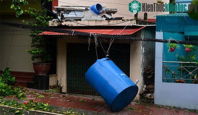 Thùng nước lớn bị hất khỏi nóc nhà