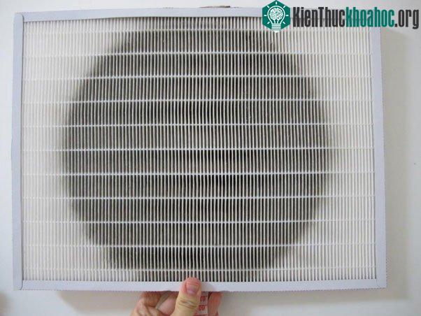 Sau 5 tuần cho quạt chạy, có thể thấy lượng bụi bám lên tấm lọc khá đáng kể.