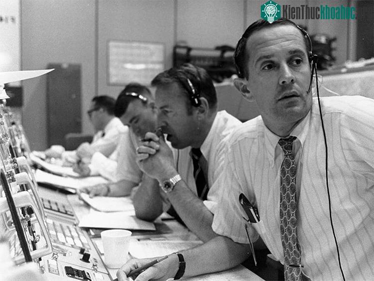 Các kỹ sư điều khiển tại Trung tâm Vũ trụ ở Houston