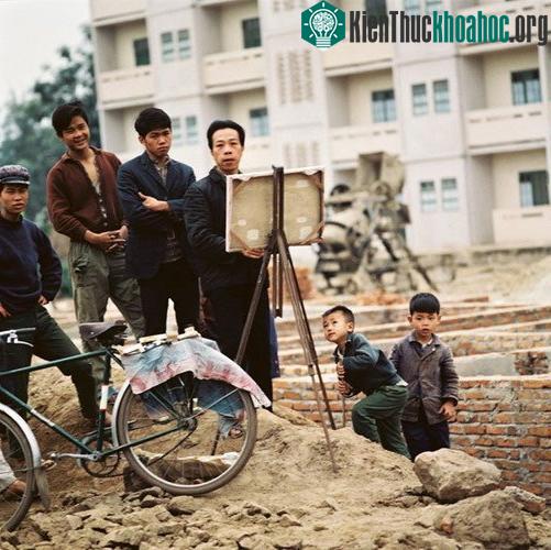 Một họa sĩ sáng tác trên công trường xây dựng.