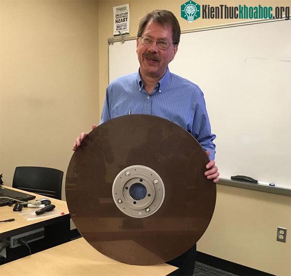 Ổ cứng 10 MB từ những năm 1960.