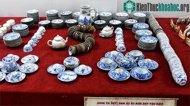 Số cổ vật có niên đại thế kỷ XVIII do hai ngư dân Bình Thuận tình cờ phát hiện trong con tàu chìm cách mũi Cà Mau 90 hải lý về phía nam.