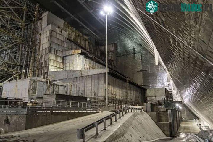 Quang cảnh bên trong quan tài thép mới bao trùm nhà máy Chernobyl.